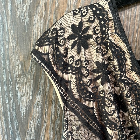 Adrianna Papell Elegant Black/ Cream Dress, Like New, Size 10 - Picture 3 of 7